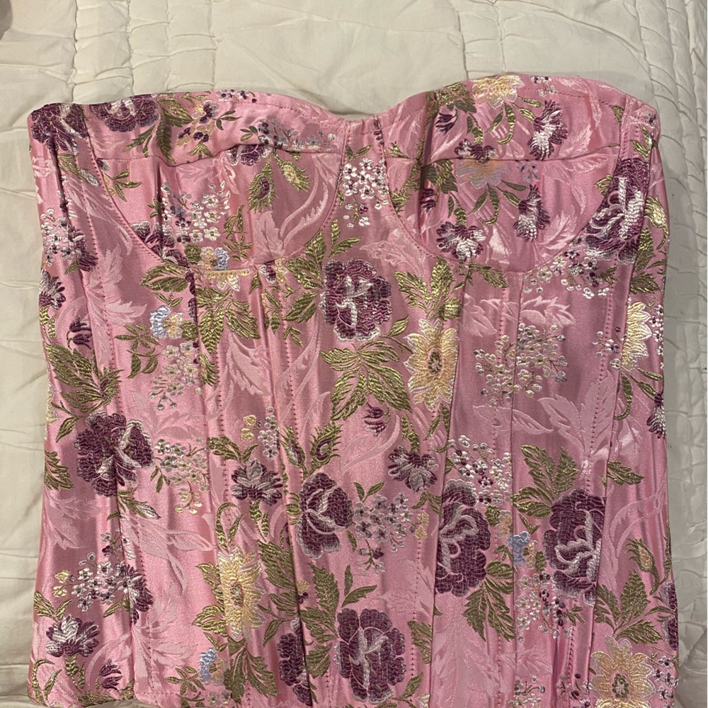 Beautiful floral corset. Perfect for date night. Very fitted. Zips in back.